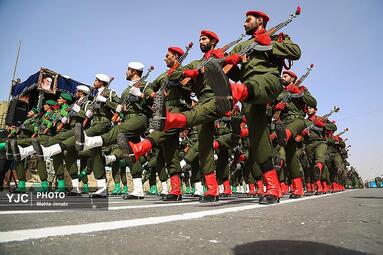 به مناسبت ۲۹ فروردین روز ارتش، نیرو‌های مسلح مستقر در کرمان با برپایی مراسم رژه توان رزمی خود را به نمایش گذاشتند