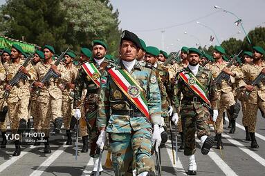 به مناسبت ۲۹ فروردین روز ارتش، نیرو‌های مسلح مستقر در کرمان با برپایی مراسم رژه توان رزمی خود را به نمایش گذاشتند