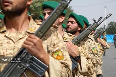 به مناسبت ۲۹ فروردین روز ارتش، نیرو‌های مسلح مستقر در کرمان با برپایی مراسم رژه توان رزمی خود را به نمایش گذاشتند