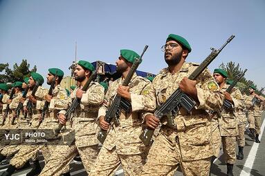 به مناسبت ۲۹ فروردین روز ارتش، نیرو‌های مسلح مستقر در کرمان با برپایی مراسم رژه توان رزمی خود را به نمایش گذاشتند