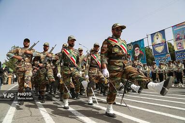 به مناسبت ۲۹ فروردین روز ارتش، نیرو‌های مسلح مستقر در کرمان با برپایی مراسم رژه توان رزمی خود را به نمایش گذاشتند