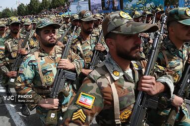به مناسبت ۲۹ فروردین روز ارتش، نیرو‌های مسلح مستقر در کرمان با برپایی مراسم رژه توان رزمی خود را به نمایش گذاشتند