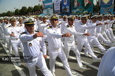 به مناسبت ۲۹ فروردین روز ارتش، نیرو‌های مسلح مستقر در کرمان با برپایی مراسم رژه توان رزمی خود را به نمایش گذاشتند