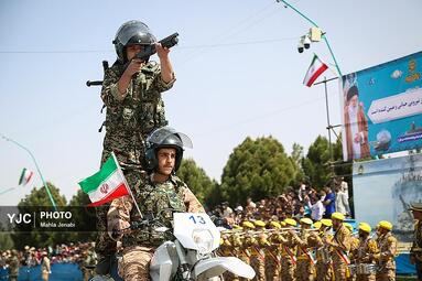 به مناسبت ۲۹ فروردین روز ارتش، نیرو‌های مسلح مستقر در کرمان با برپایی مراسم رژه توان رزمی خود را به نمایش گذاشتند