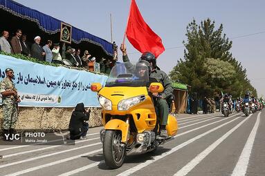 به مناسبت ۲۹ فروردین روز ارتش، نیرو‌های مسلح مستقر در کرمان با برپایی مراسم رژه توان رزمی خود را به نمایش گذاشتند