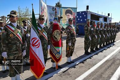 مراسم روز ارتش با رژه یگان‌های نظامی برتر در همدان 