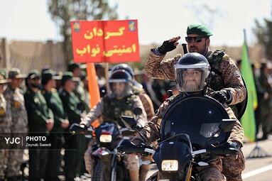 مراسم روز ارتش با رژه یگان‌های نظامی برتر در همدان 