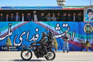 مراسم روز ارتش با رژه یگان‌های نظامی برتر در همدان 