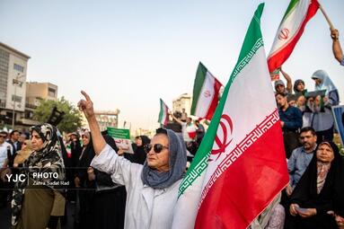 تجمع مردمی در میدان انقلاب اسلامی برای حمایت و قدردانی از نیروهای مسلح