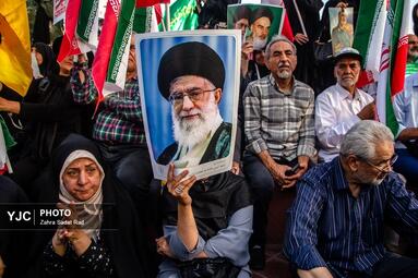تجمع مردمی در میدان انقلاب اسلامی برای حمایت و قدردانی از نیروهای مسلح