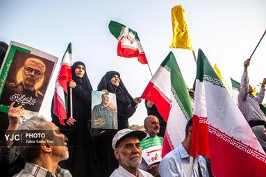 تجمع مردمی در میدان انقلاب اسلامی برای حمایت و قدردانی از نیروهای مسلح