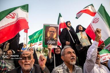 تجمع مردمی در میدان انقلاب اسلامی برای حمایت و قدردانی از نیروهای مسلح