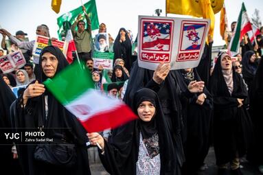 تجمع مردمی در میدان انقلاب اسلامی برای حمایت و قدردانی از نیروهای مسلح