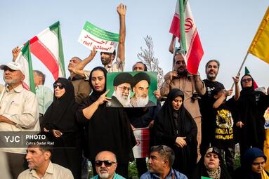 تجمع مردمی در میدان انقلاب اسلامی برای حمایت و قدردانی از نیروهای مسلح