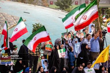 تجمع مردمی در میدان انقلاب اسلامی برای حمایت و قدردانی از نیروهای مسلح