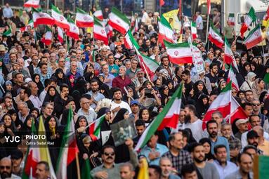 تجمع مردمی در میدان انقلاب اسلامی برای حمایت و قدردانی از نیروهای مسلح