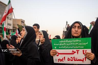 تجمع مردمی در میدان انقلاب اسلامی برای حمایت و قدردانی از نیروهای مسلح