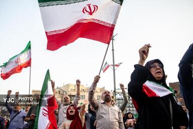 تجمع مردمی در میدان انقلاب اسلامی برای حمایت و قدردانی از نیروهای مسلح