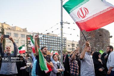 تجمع مردمی در میدان انقلاب اسلامی برای حمایت و قدردانی از نیروهای مسلح