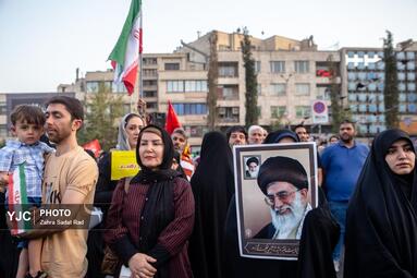تجمع مردمی در میدان انقلاب اسلامی برای حمایت و قدردانی از نیروهای مسلح