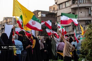 تجمع مردمی در میدان انقلاب اسلامی برای حمایت و قدردانی از نیروهای مسلح