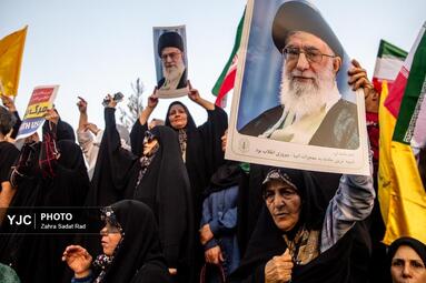 تجمع مردمی در میدان انقلاب اسلامی برای حمایت و قدردانی از نیروهای مسلح