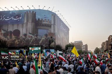 تجمع مردمی در میدان انقلاب اسلامی برای حمایت و قدردانی از نیروهای مسلح