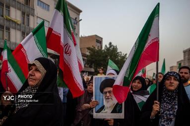 تجمع مردمی در میدان انقلاب اسلامی برای حمایت و قدردانی از نیروهای مسلح