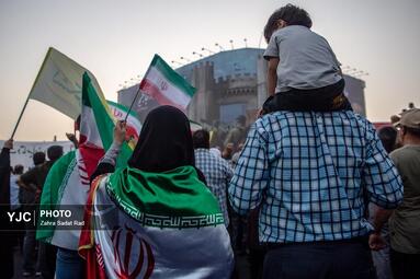 تجمع مردمی در میدان انقلاب اسلامی برای حمایت و قدردانی از نیروهای مسلح