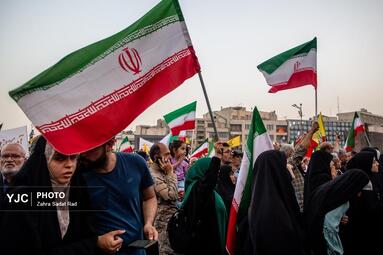 تجمع مردمی در میدان انقلاب اسلامی برای حمایت و قدردانی از نیروهای مسلح