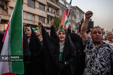 تجمع مردمی در میدان انقلاب اسلامی برای حمایت و قدردانی از نیروهای مسلح