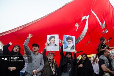 تجمع مردمی در میدان انقلاب اسلامی برای حمایت و قدردانی از نیروهای مسلح