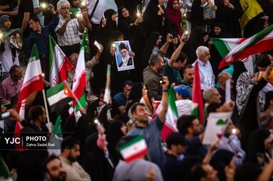 تجمع مردمی در میدان انقلاب اسلامی برای حمایت و قدردانی از نیروهای مسلح
