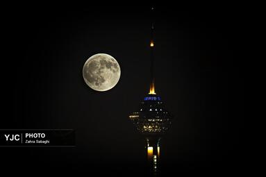 ماه خونین بر فراز تهران