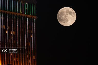 ماه خونین بر فراز تهران