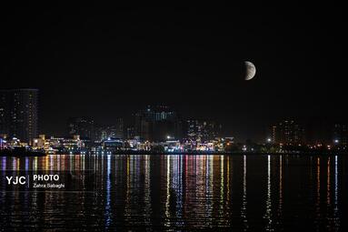 ماه خونین بر فراز تهران