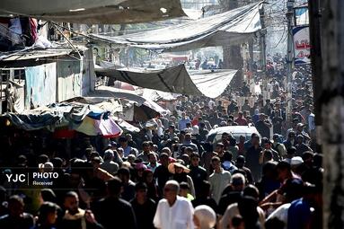  فلسطینی‌ها در حال خرید در یک بازار موقت در اردوگاه پناهندگان نصیرات هستند.