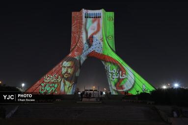اجرای برج‌ نگاره «قهرمان» بر بدنه برج آزادی