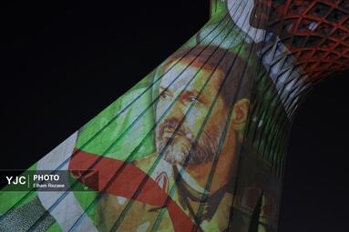 اجرای برج‌ نگاره «قهرمان» بر بدنه برج آزادی