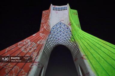 اجرای برج‌ نگاره «قهرمان» بر بدنه برج آزادی