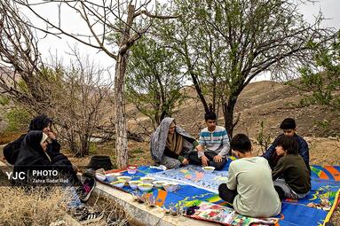 در روستای خانقاه، واقع در مسیر سبزوار تا کاشمر، استان خراسان رضوی، معصومه با خانواده‌ی همسر و فرزندان خود و بچه‌های برادرشوهرش دور هم جمع شده و از غذاهای خانگی او بهره می‌برند
