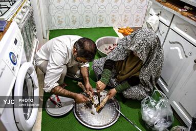 معصومه به همراه همسرش، با دقت و حوصله مشغول پاک‌کردن پاچه‌های گوسفندی هستند که در روستایشان قربانی شده و سهم آن میان خانواده‌ی خودشان ـ از جمله برادر و دیگر بستگان ـ تقسیم گردیده است. این همراهی و اهتمام، جلوه‌ای از صمیمیت خانوادگی و پاسداشت آیین‌های دیرین را به زیبایی نمایان می‌سازد