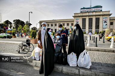 معصومه به همراه فرزندانش و همسرش، پس از بازگشت از سفر مشهد، در ایستگاه راه‌آهن منتظر وسیله‌ی نقلیه هستند. حضور آرام و منسجم خانواده در کنار یکدیگر، حال‌وهوای شیرین بازگشت از زیارت و آغاز دوباره‌ی زندگی روزمره را یادآور می‌شود