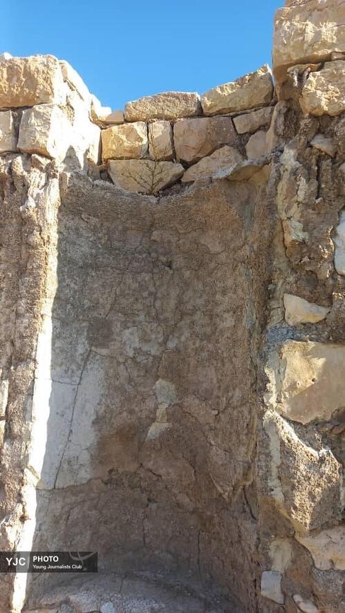 ترک خوردگی گچ ها در بیشاپور کازرون