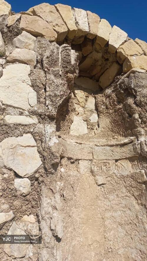 ترک خوردگی گچ ها در بیشاپور