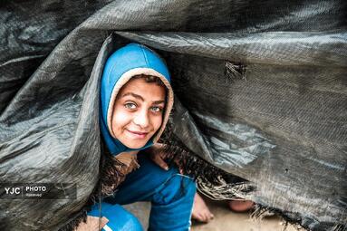 بیرون آمدن کودک آواره فلسطینی از چادر موقت، غزه