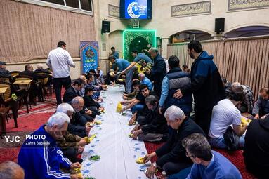 حال و هوای اولین افطاری ماه رمضان در مسجدالرضا