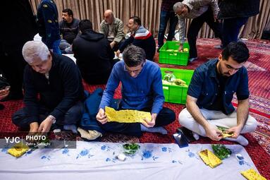 حال و هوای اولین افطاری ماه رمضان در مسجدالرضا