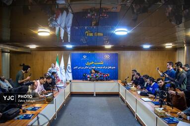 بازدید خبرنگاران از روند بازسازی و تعمیرات ورزشگاه آزادی