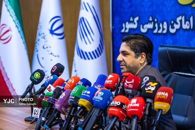 بازدید خبرنگاران از روند بازسازی و تعمیرات ورزشگاه آزادی